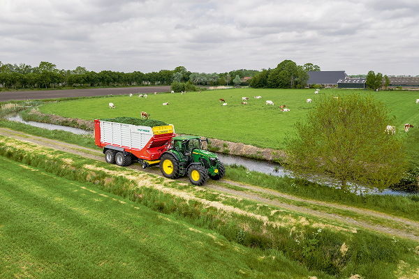 John Deere 6R mit Pöttinger-Gerät