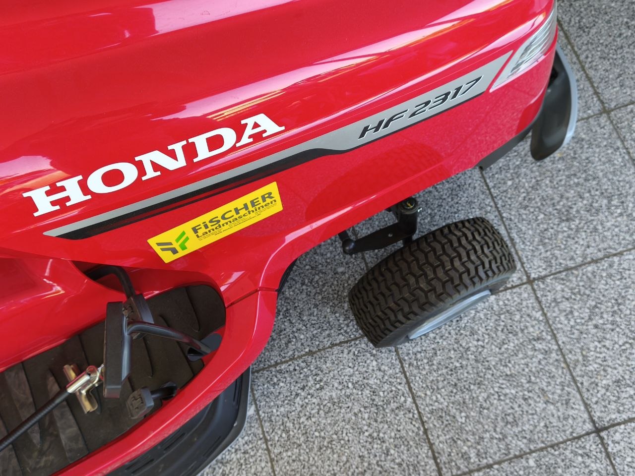 Honda Rasenmäher und Rasentraktoren im Fischer Landmaschinen Showroom
