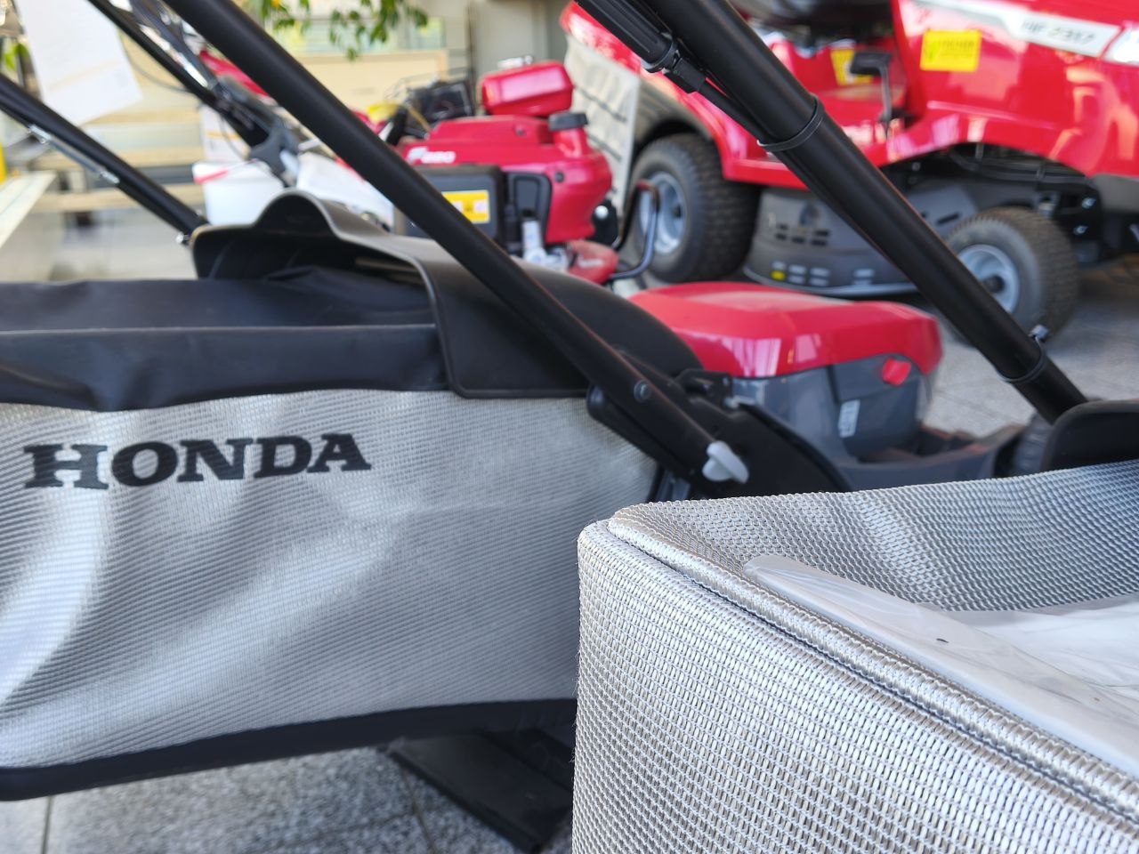 Honda Rasentraktor HF2317 bei Fischer Landmaschinen