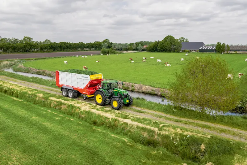 John Deere 6R mit Pöttinger-Gerät