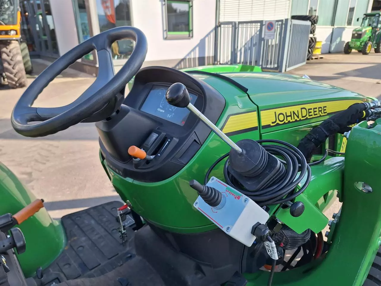 John Deere 3038E Ansicht 4