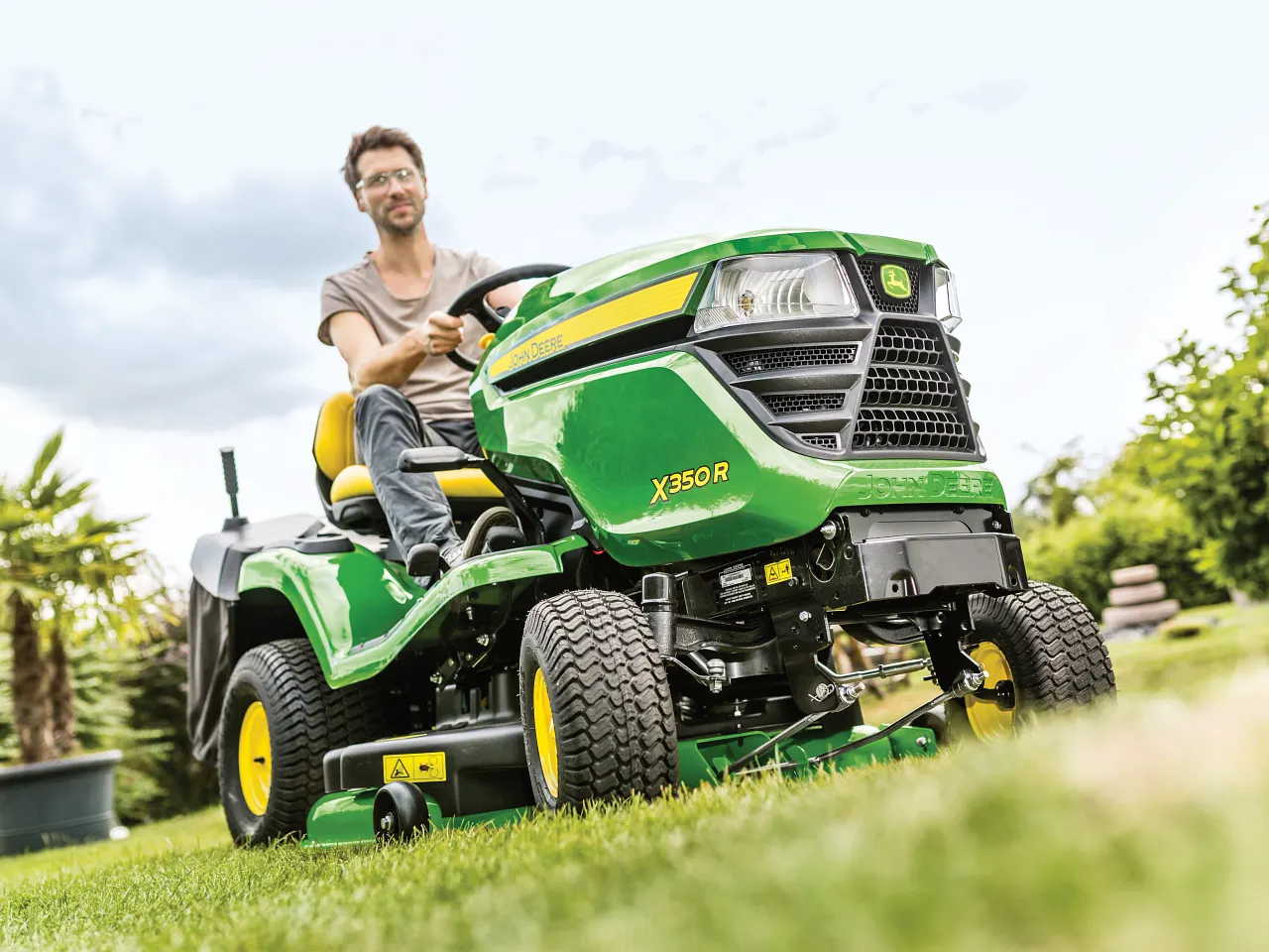 John Deere Rasenmäher im Einsatz auf privater Rasenfläche