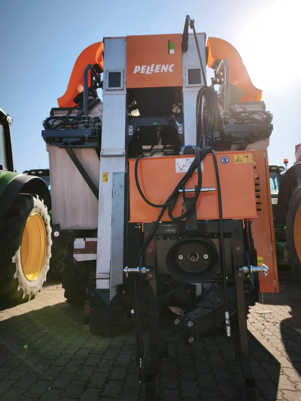 Pellenc gezogener Traubenvollernter am Schmalspurtraktor – Fischer Landmaschinen